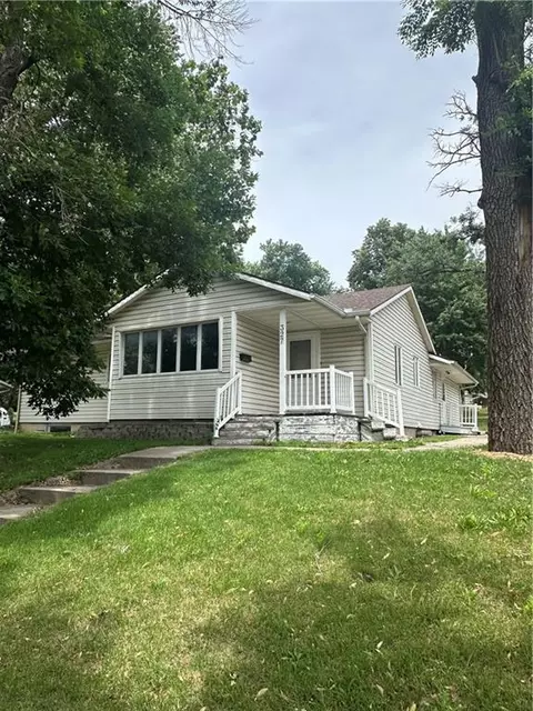 327 E 7th St, Maryville, MO 64468