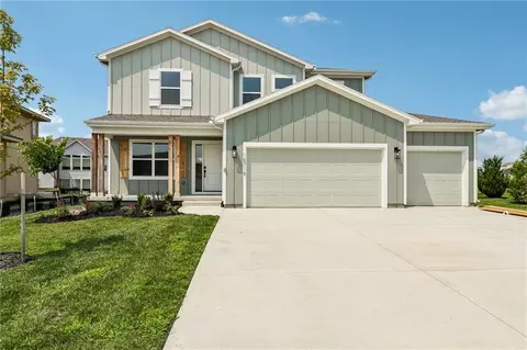 16716 S Twilight Ln, Olathe, KS 66062