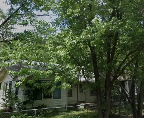 711 SE Lawrence St, Topeka, KS 66607