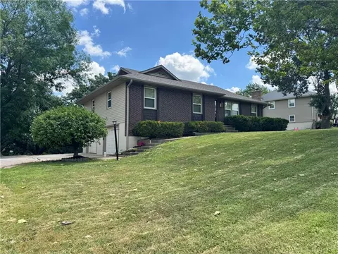 1421 Grandview Dr, Warrensburg, MO 64093