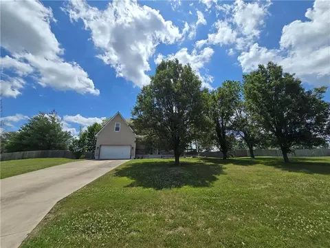 2305 SE Horseshoe Dr, Oak Grove, MO 64075