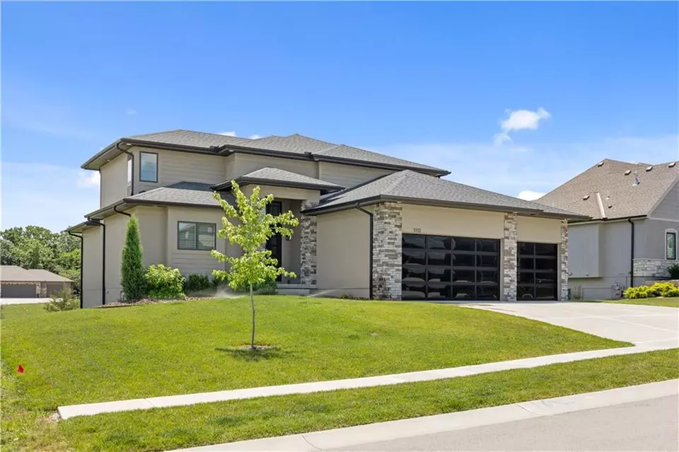 Exterior - 1113 Hummingbird Ct, Greenwood, MO 64034 photo 6 of 7