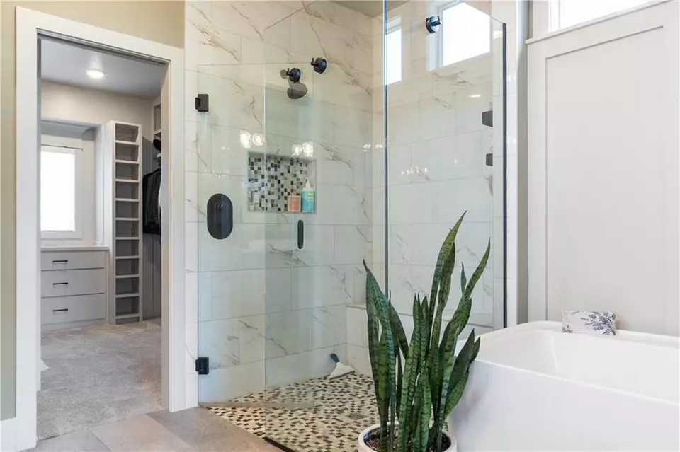 Bath - 1113 Hummingbird Ct, Greenwood, MO 64034 photo 5 of 8