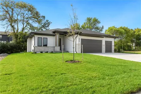 3932 SW Flinkrock Dr, Lees Summit, MO 64082