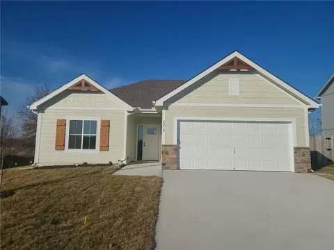 2212 Pemberton Dr, Harrisonville, MO 64701