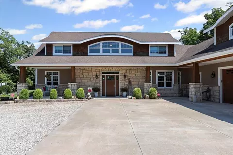 18511 224th St, Tonganoxie, KS 66086