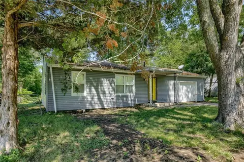 18802 S Lakeside Ln, Belton, MO 64012