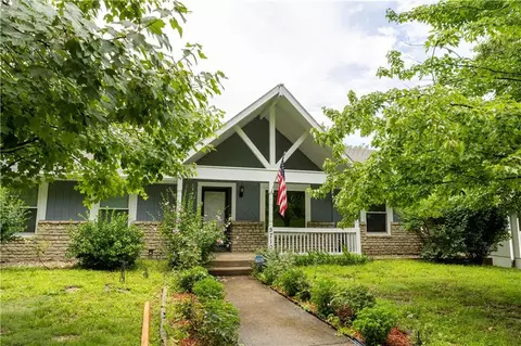 5710 NW Raintree Dr, Parkville, MO 64152