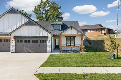 1404 Country Ct, Saint Joseph, MO 64506