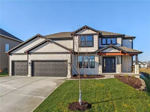 9292 Zarda Dr, Lenexa, KS 66227