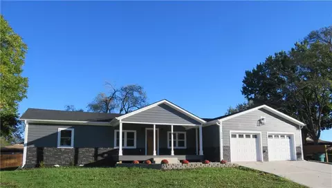 1124 E Peoria St, Paola, KS 66071