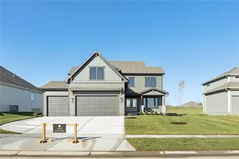 1916 Longview Dr, Liberty, MO 64068