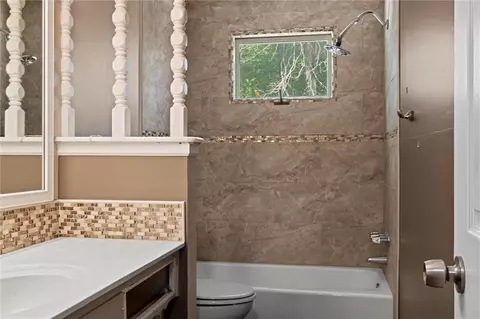 Bath - 1836 E 153rd Cir, Olathe, KS 66062 photo 2 of 3