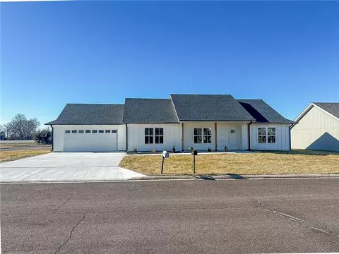 710 Ivy Ln, Sedalia, MO 65301