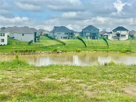 13910 NW 70th St, Parkville, MO 64152