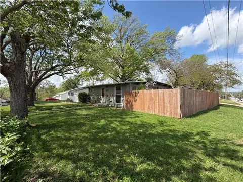 11120 E 36th St, Independence, MO 64052