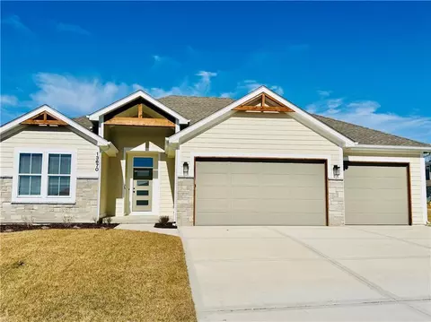 13670 NW 71st St, Parkville, MO 64152
