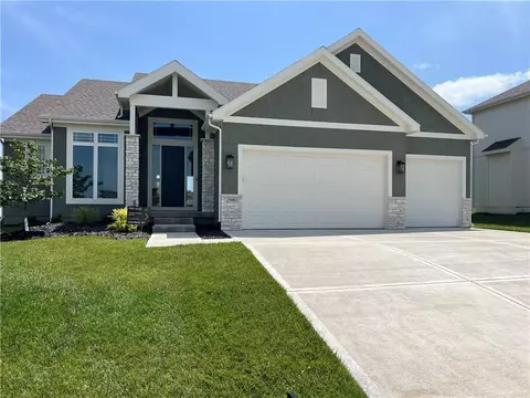 9306 Pickering St, Lenexa, KS 66227