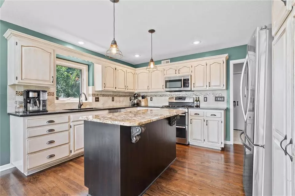 Kitchen - 4213 SW Sapelo Dr, Lees Summit, MO 64082 photo 3 of 5