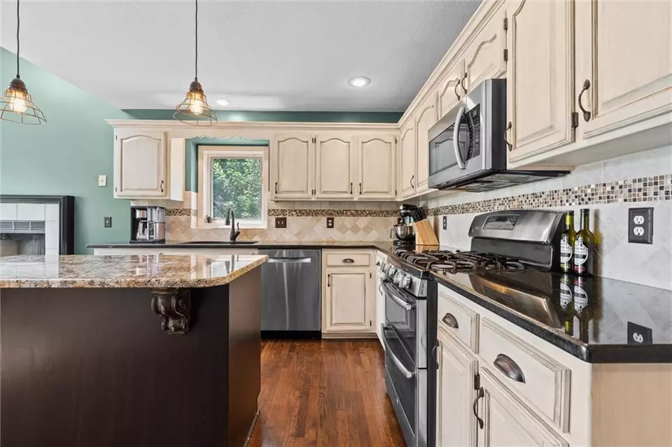 Kitchen - 4213 SW Sapelo Dr, Lees Summit, MO 64082 photo 4 of 5