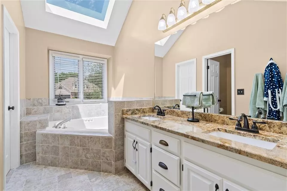 Bath - 4213 SW Sapelo Dr, Lees Summit, MO 64082 photo 2 of 6