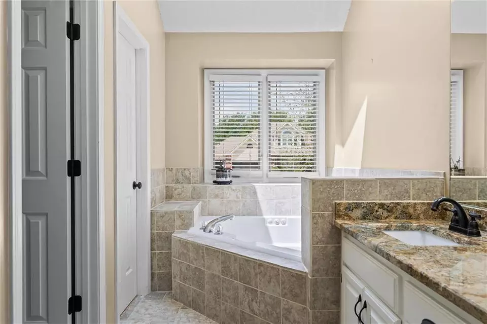 Bath - 4213 SW Sapelo Dr, Lees Summit, MO 64082 photo 4 of 6