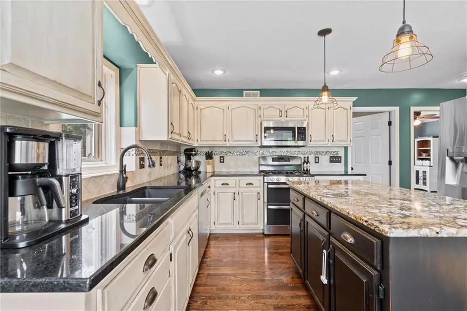 Kitchen - 4213 SW Sapelo Dr, Lees Summit, MO 64082 photo 2 of 5