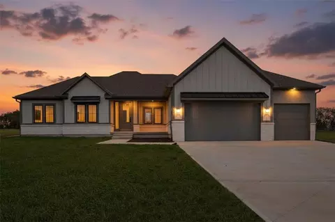 13511 Woodland Ranch Dr, Lees Summit, MO 64086