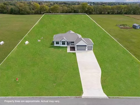 13511 Woodland Ranch Dr, Lees Summit, MO 64086