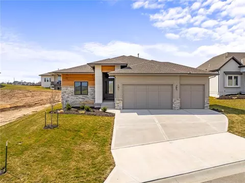 11242 S Sunray Dr, Olathe, KS 66061