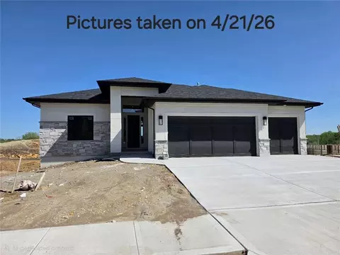 11271 S Sunray Dr, Olathe, KS 66061