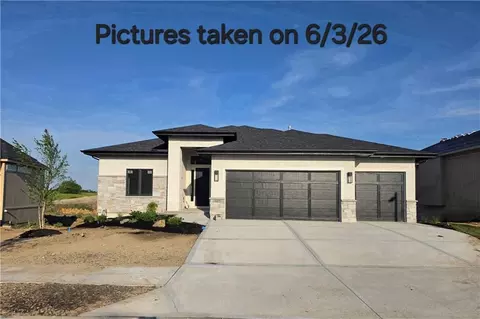 11271 S Sunray Dr, Olathe, KS 66061