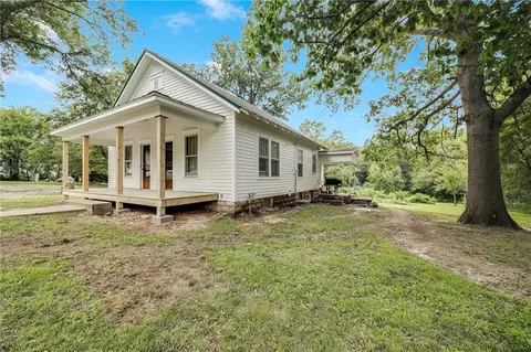 715 Pine St, Sweet Springs, MO 65351