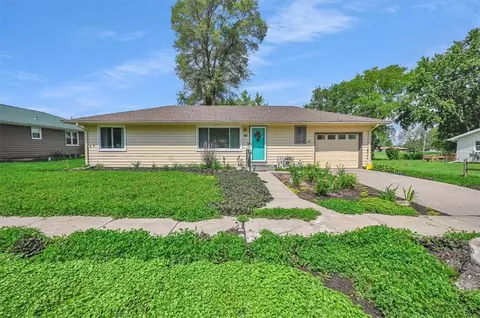 208 4th St, Winchester, KS 66097