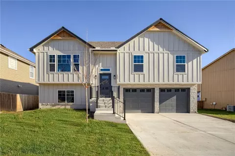 317 NE 51st Rd, Warrensburg, MO 64093