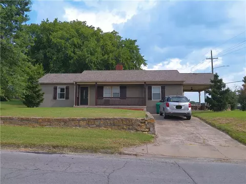 1034 E Peoria St, Paola, KS 66071