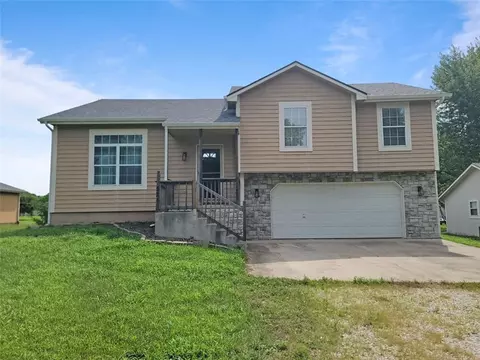 521 Hayes St, Pomona, KS 66076