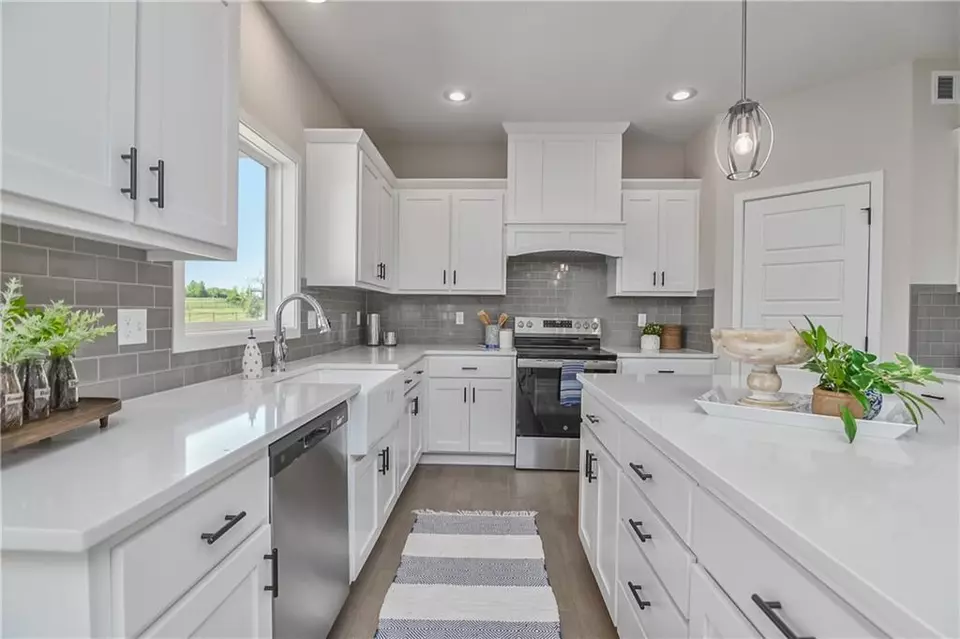 Kitchen - 24207 W 58th Pl, Shawnee, KS 66226 photo 6 of 6