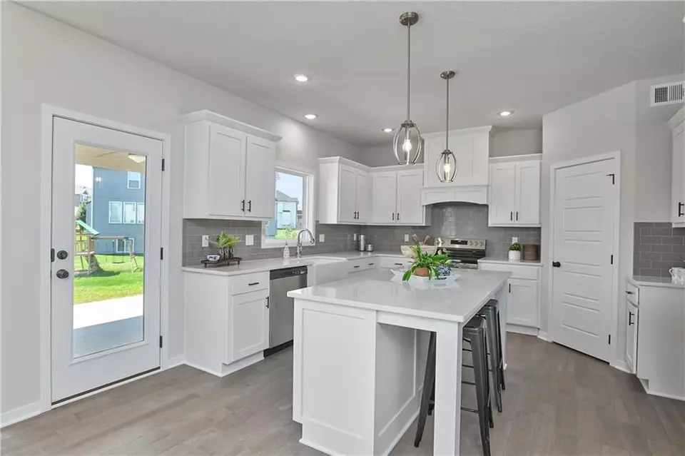 Kitchen - 24207 W 58th Pl, Shawnee, KS 66226 photo 2 of 6