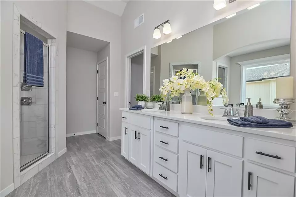 Bath - 24207 W 58th Pl, Shawnee, KS 66226 photo 3 of 6