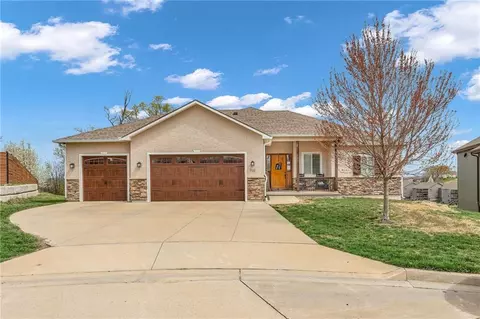 732 N Blazing Star Dr, Lawrence, KS 66049