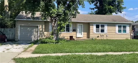 8221 Travis St, Overland Park, KS 66204