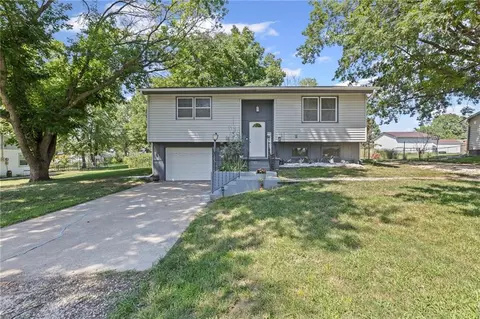 509 E 2nd St, Pomona, KS 66076