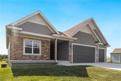 17409 Sparrowhawke Dr, Smithville, MO 64089