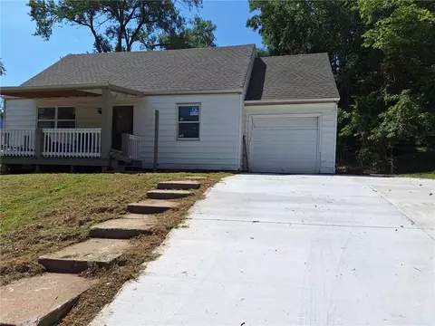 4735 E 44 St, Kansas City, MO 64130