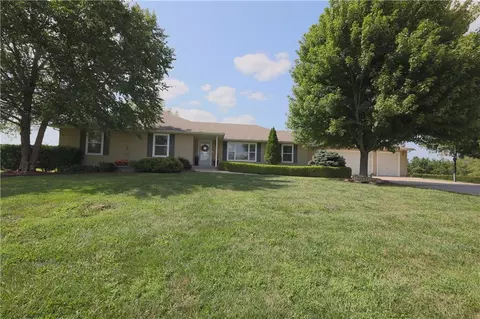 5818 Jaymar Dr, Louisburg, KS 66053