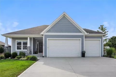 907 N Willow Ct, Tonganoxie, KS 66086