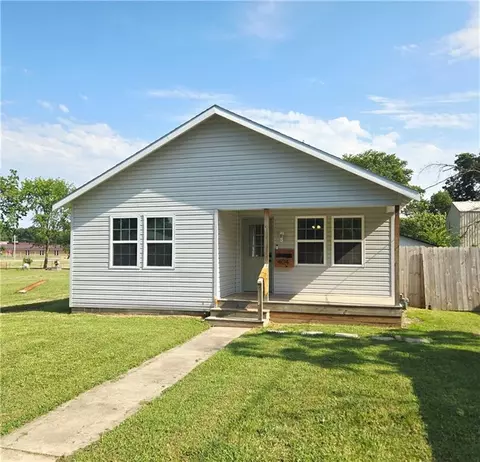 404 W Buffalo St, Girard, KS 66743