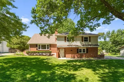 8204 Tomahawk Rd, Prairie Village, KS 66208