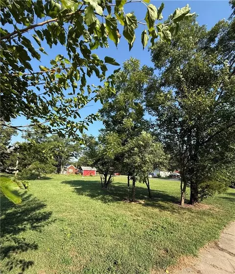 402 S Fourth St, Iola, KS 66749 photo 3